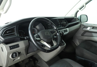 Подержанный автомобиль Volkswagen Caravelle 2020 года (13 фото)