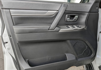 Подержанный автомобиль Mitsubishi Pajero 2017 года (19 фото)