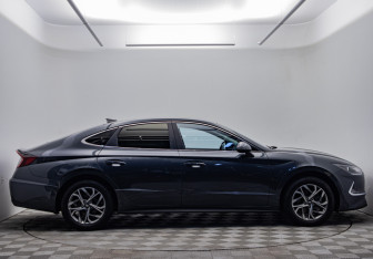 Подержанный автомобиль Hyundai Sonata 2022 года (4 фото)