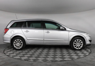 Подержанный автомобиль Opel Astra Wagon 2013 года (4 фото)
