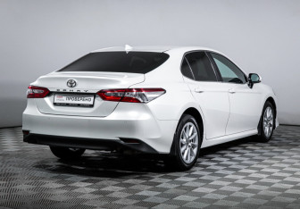 Подержанный автомобиль Toyota Camry Sedan 2021 года (5 фото)