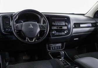 Подержанный автомобиль Mitsubishi Outlander 2019 года (7 фото)