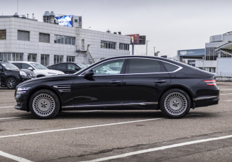 Подержанный автомобиль Genesis G80 2021 года (8 фото)