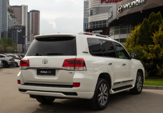 Подержанный автомобиль Toyota Land Cruiser Suv 2017 года (4 фото)