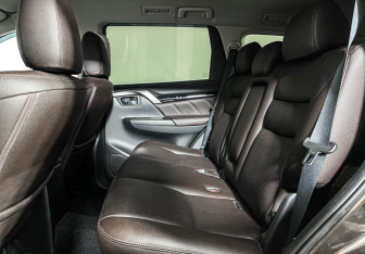 Подержанный автомобиль Mitsubishi Pajero Sport 2017 года (10 фото)