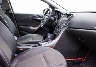 Подержанный автомобиль Opel Astra Hatchback 2012 года (9 фото)