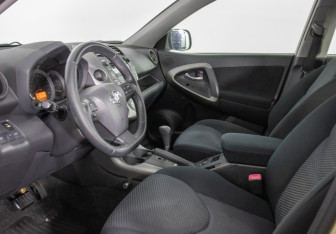Подержанный автомобиль Toyota RAV4 2010 года (10 фото)