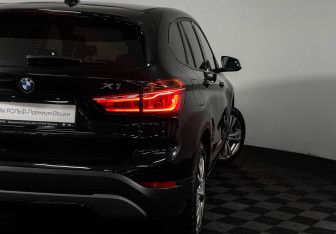 Подержанный автомобиль BMW X1 2017 года (18 фото)