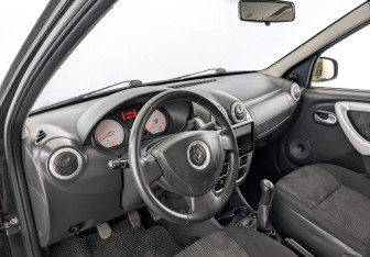 Подержанный автомобиль Renault Logan Sedan 2013 года (16 фото)