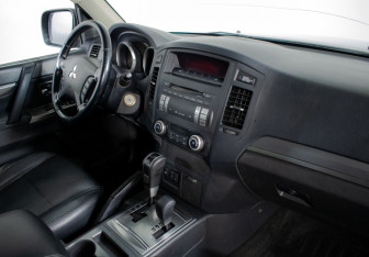 Подержанный автомобиль Mitsubishi Pajero 2012 года (9 фото)