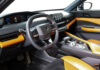 Подержанный автомобиль Changan UNI-V 2023 года (14 фото)