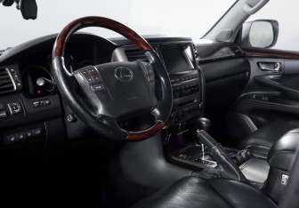 Подержанный автомобиль Lexus LX 2010 года (14 фото)