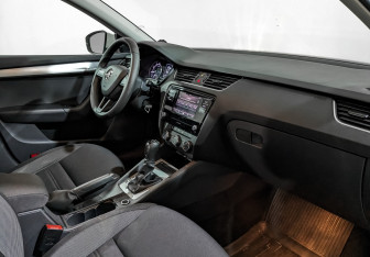Подержанный автомобиль Skoda Octavia Liftback 2019 года (13 фото)