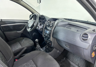 Подержанный автомобиль Renault Duster 2017 года (7 фото)