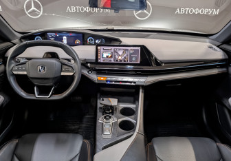 Подержанный автомобиль Changan UNI-V 2023 года (14 фото)