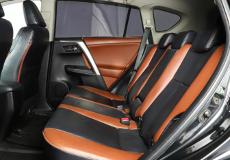 Подержанный автомобиль Toyota RAV4 2013 года (10 фото)