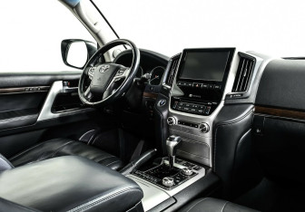 Подержанный автомобиль Toyota Land Cruiser Suv 2016 года (6 фото)