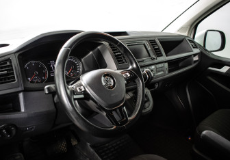 Подержанный автомобиль Volkswagen Caravelle 2016 года (14 фото)