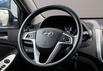 Подержанный автомобиль Hyundai Solaris Hatchback 2011 года (11 фото)