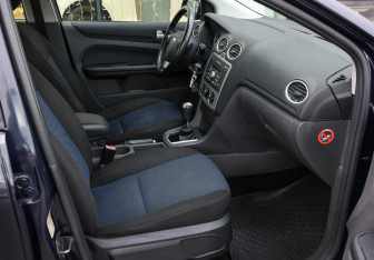 Подержанный автомобиль Ford Focus Sedan 2006 года (11 фото)