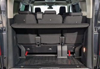 Подержанный автомобиль Peugeot Traveller 2019 года (10 фото)