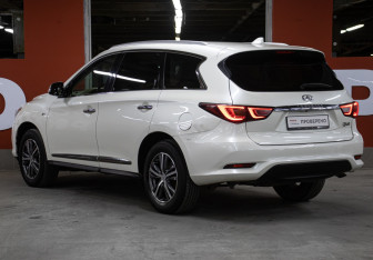 Подержанный автомобиль Infiniti QX60 2017 года (7 фото)