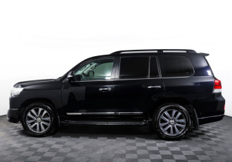 Подержанный автомобиль Toyota Land Cruiser Suv 2018 года (8 фото)