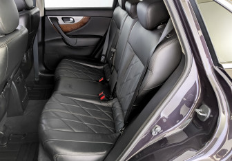 Подержанный автомобиль Infiniti QX70 2016 года (12 фото)