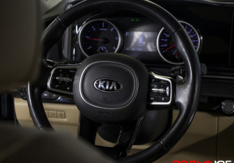 Подержанный автомобиль Kia Carnival 2021 года (14 фото)