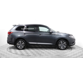 Подержанный автомобиль Mitsubishi Outlander 2019 года (4 фото)