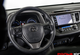 Подержанный автомобиль Toyota RAV4 2018 года (11 фото)