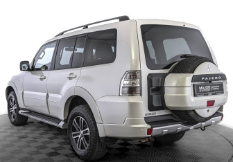 Подержанный автомобиль Mitsubishi Pajero 2014 года (7 фото)