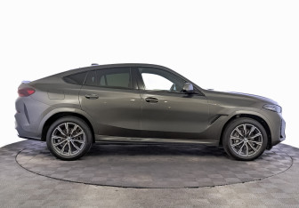 Подержанный автомобиль BMW X6 2023 года (4 фото)