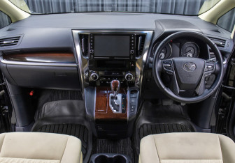 Подержанный автомобиль Toyota Vellfire 2016 года (16 фото)