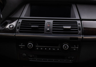 Подержанный автомобиль BMW X5 2011 года (14 фото)