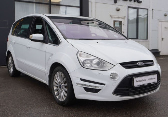 Подержанный автомобиль Ford S-MAX 2012 года (3 фото)