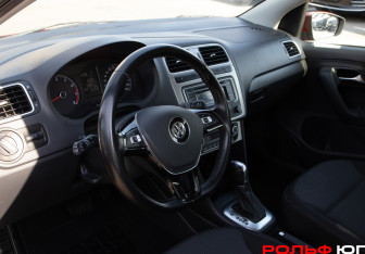 Подержанный автомобиль Volkswagen Polo Sedan 2015 года (10 фото)