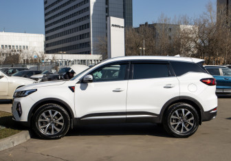 Подержанный автомобиль Geely Okavango 2024 года (6 фото)