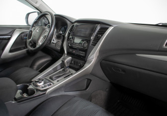 Подержанный автомобиль Mitsubishi Pajero Sport 2017 года (9 фото)