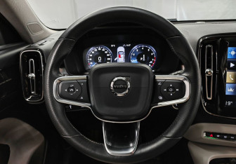 Подержанный автомобиль Volvo XC40 2018 года (12 фото)
