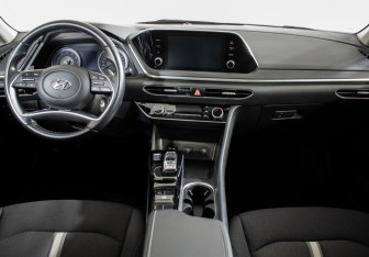Подержанный автомобиль Hyundai Sonata 2021 года (12 фото)