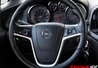 Подержанный автомобиль Opel Astra Hatchback 2011 года (16 фото)