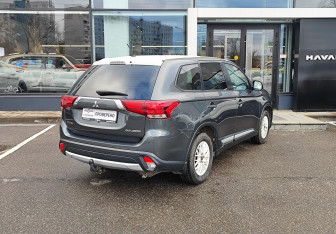 Подержанный автомобиль Mitsubishi Outlander 2016 года (5 фото)