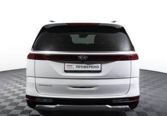 Подержанный автомобиль Kia Carnival 2023 года (6 фото)