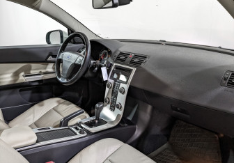 Подержанный автомобиль Volvo C30 2011 года (13 фото)