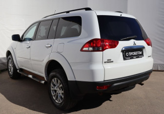 Подержанный автомобиль Mitsubishi Pajero Sport 2015 года (6 фото)