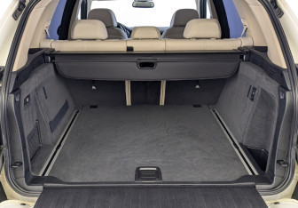 Подержанный автомобиль BMW X5 2015 года (10 фото)