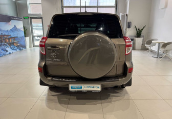 Подержанный автомобиль Toyota RAV4 2011 года (5 фото)