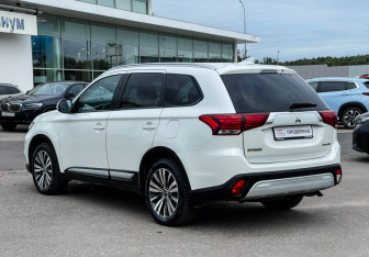 Подержанный автомобиль Mitsubishi Outlander 2020 года (7 фото)