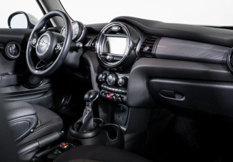 Подержанный автомобиль MINI Hatch 2017 года (10 фото)